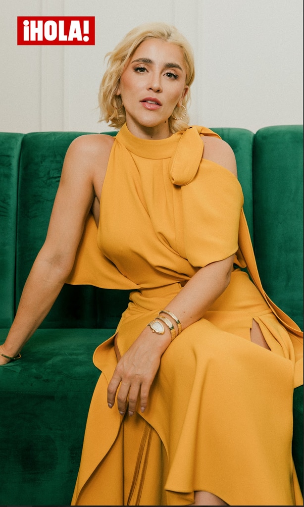 Fotos: Francisco Macareno | Maquillaje y peinado: Eduardo Arriaga |
Locación: Honey Restaurants en la Ciudad de México

Posando con confianza, Cassandra luce un elegante vestido de Alfredo Martínez complementado con espectaculares joyas de Bulgari en oro amarillo.

