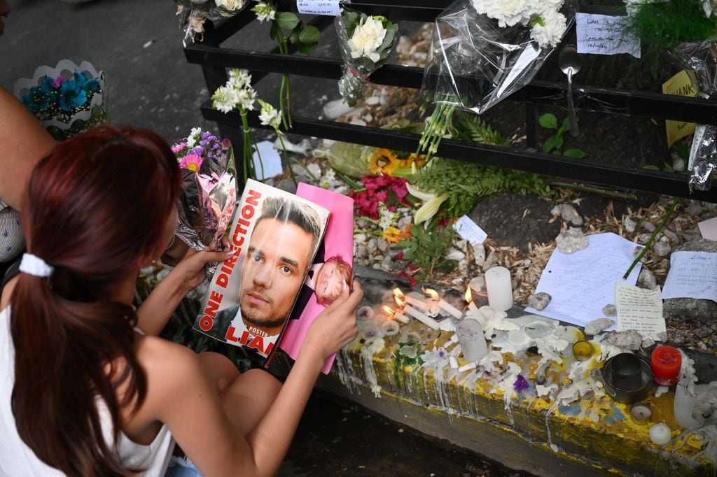 Fanáticos de Liam Payne se han reunido a las afueras del hotel en donde falleció el cantante para honrar su memoria.