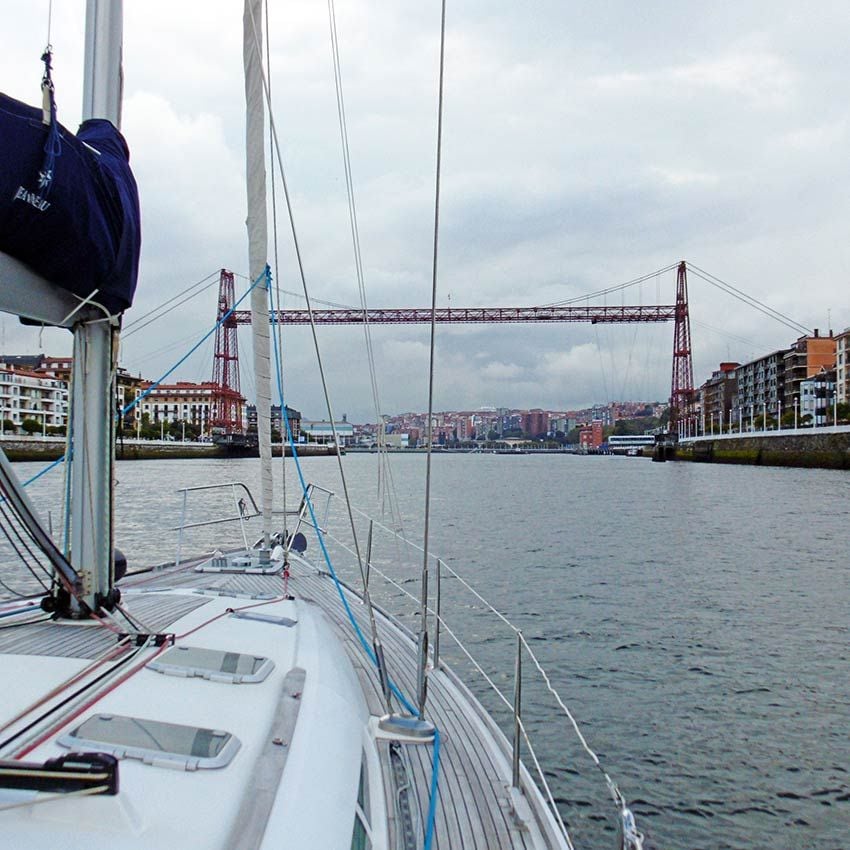 En velero por la ría de Bilbao bajo el puente de Portugalete, Bizkaia