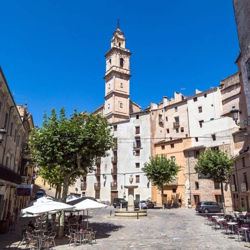 Plazas y fuentes en un paseo por el casco antiguo de la localidad.