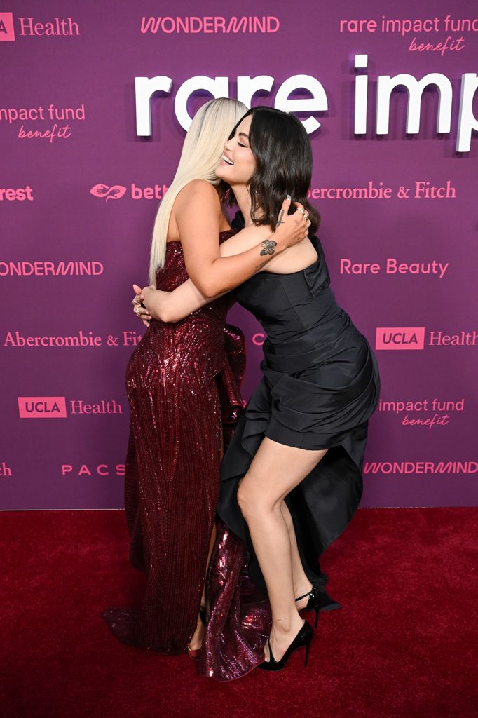 Selena Gomez recibió con un cálido abrazo a Karol G.