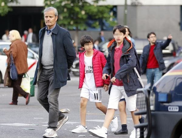 Javier Merino acudió con sus hijos al estadio Santiago Bernabeu para ver el partido de Champions que enfrentó al Real Madrid contra el Manchester City
