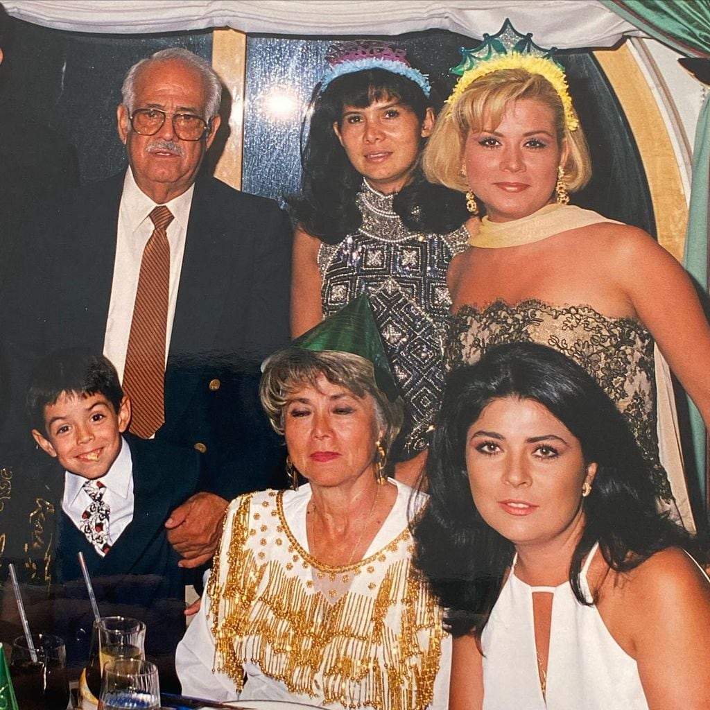 Victoria Ruffo con sus padres y hermanas, y José Eduardo