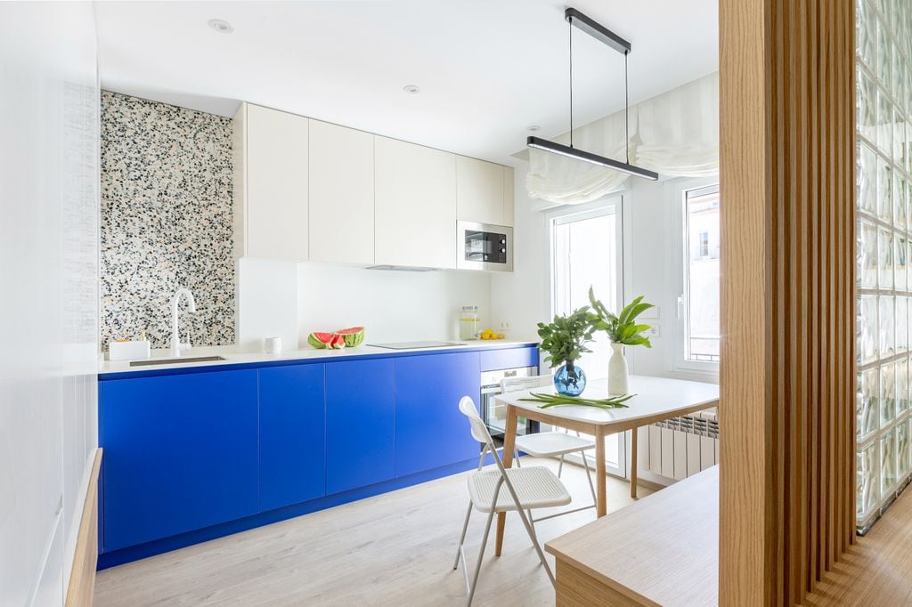 Cocina con muebles bajo en color azul eléctrico