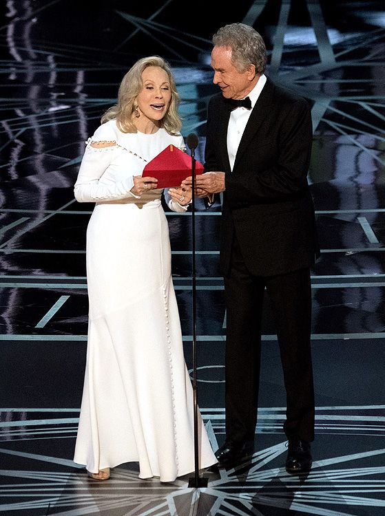 Ha pasado un año desde aquel incidente, conocido como el envelopegate (escándalo de los sobres), que tuvo lugar cuando Warren Beatty y Faye Dunaway anunciaban el ganador a la Mejor Película de la edición 89 de los Oscar
