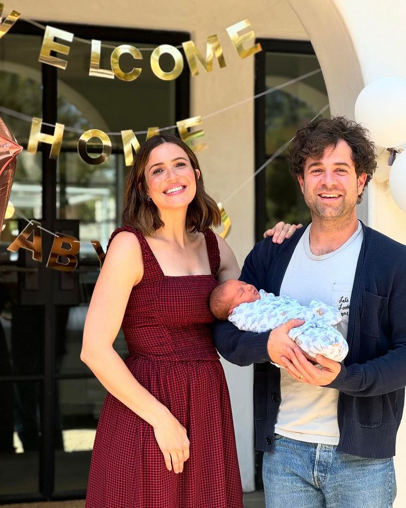 Mandy Moore y su marido Taylor Goldsmith con su hija recién nacida, Louise