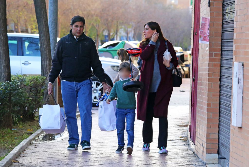 Fran Rivera y Lourdes Montes salen con sus hijos, Carmen y Curro, del domicilio de la madre de ella, Lourdes Parejo, a 6 de enero de 2024, en Sevilla 