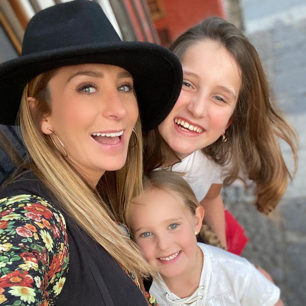 Geraldine Bazán y sus hijas