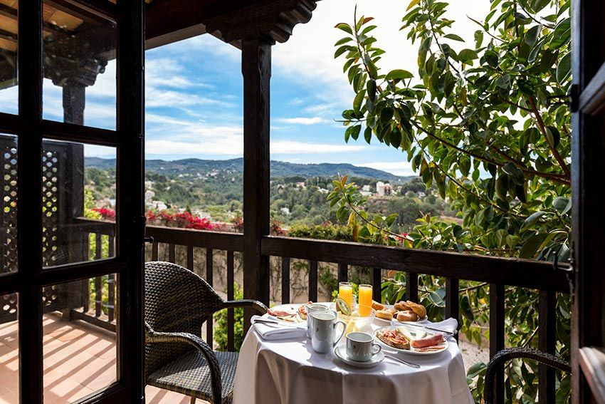 Desayuno en la terraza en el Parador de Tortosa, Tarragona