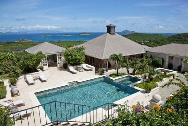 Villa Aurora tiene una gran piscina en el centro, rodeada por abundante vegetación y por las otras estancias de la casa © Mustique-island.com 