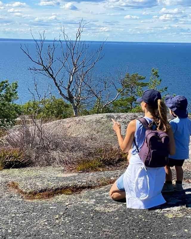 Sofía de Suecia, con uno de sus hijos de excursión