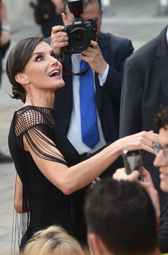 La reina Letizia va de concierto en Cádiz con un vestido negro de escote de rejilla con flecos