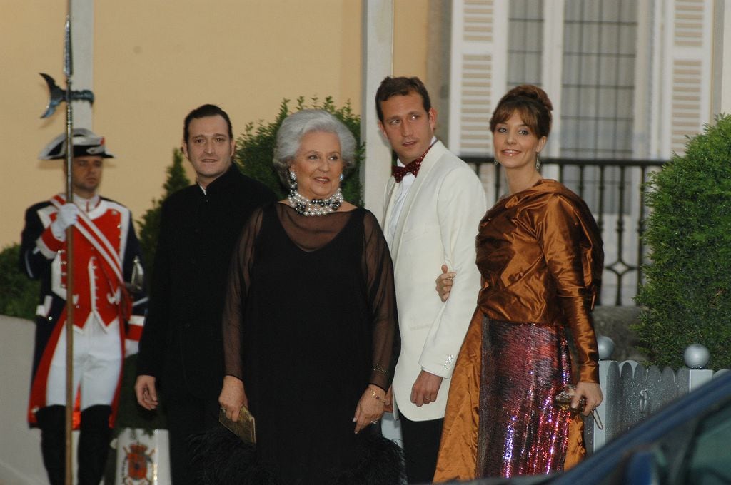 La infanta doña Pilar con dos de sus hijos, Juan y Bruno, en la cena previa ofrecida con motivo de la boda de don Felipe y doña Letizia