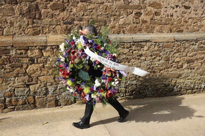 Corona de flores en memoria de Fernando Sánchez Dragó