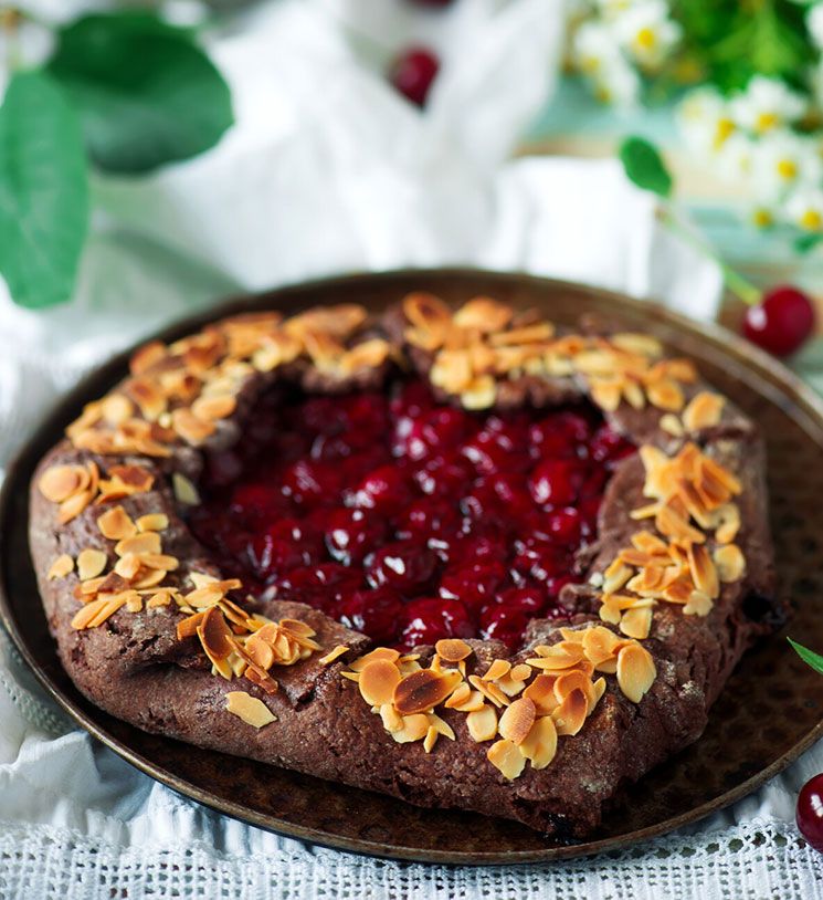 'Galette' de chocolate con cerezas y almendras