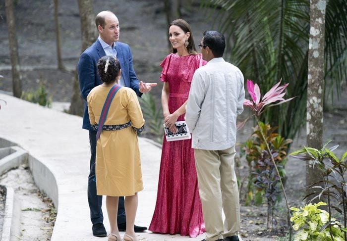 Los duques de Cambridge hablando con miembros de la comunidad de Belice