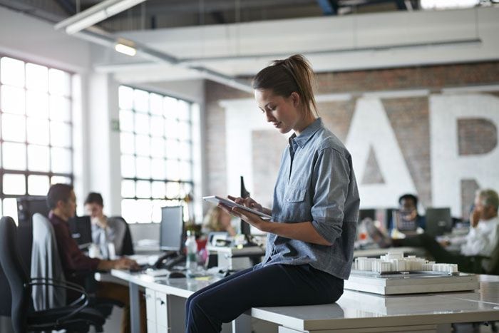 mujer en la oficina