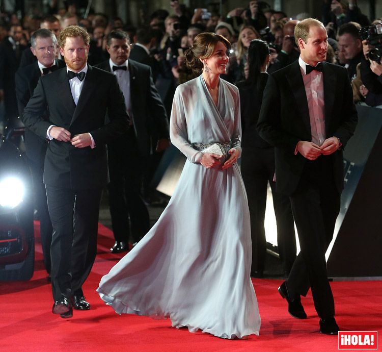 Los Duques de Cambridge y el príncipe Harry a su llegada al Albert Hall de Londres
