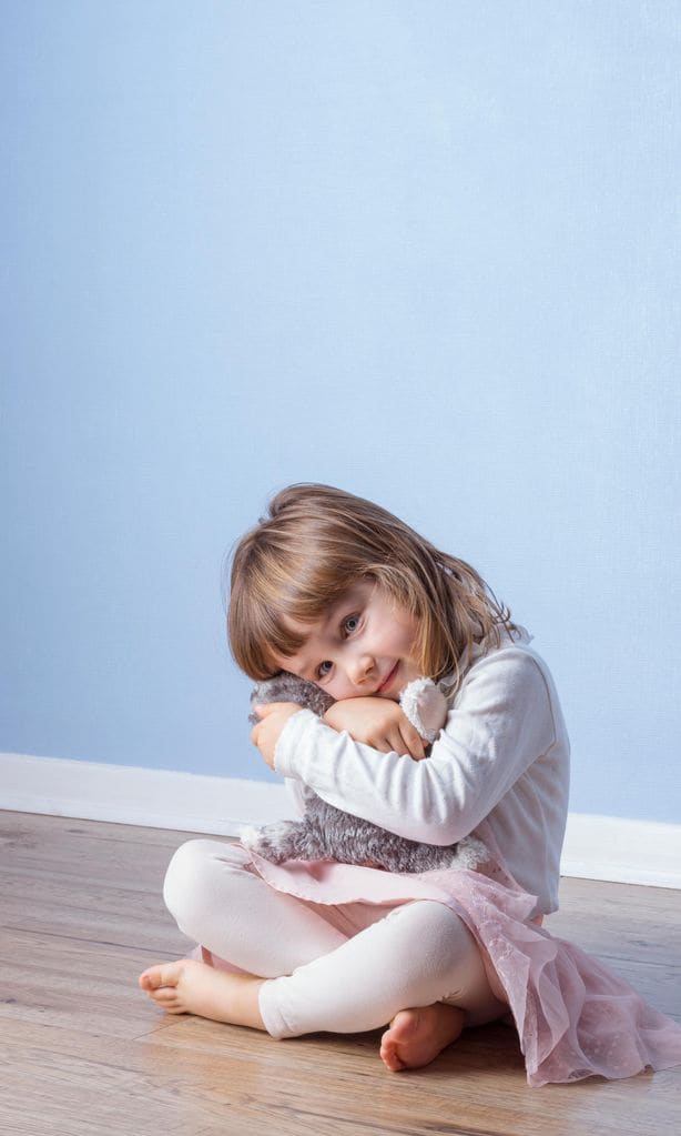 Niña con peluche