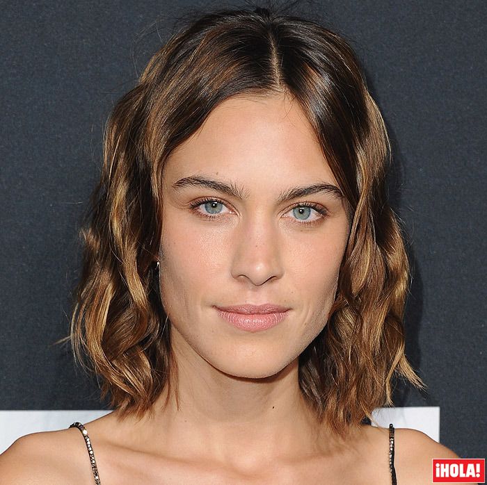 Rostro alargado: Alexa Chung. Este es un tipo de rostro muy característico y común. Las líneas del rostro se alargan y suelen ser caras delgadas
