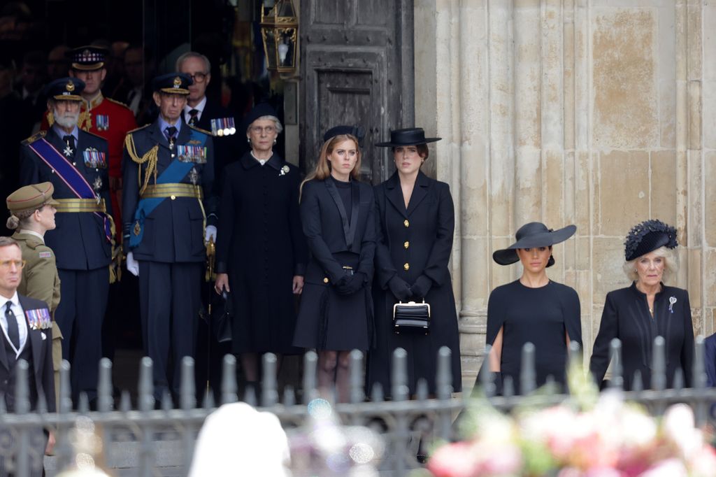 En esta imagen se ve la posición que tenían los primos de Isabel II, durante su funeral y durante todo su reinado