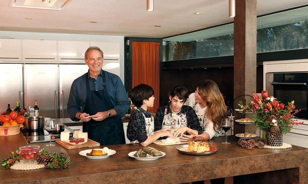 Bertín Osborne cocinando en casa con sus hijos