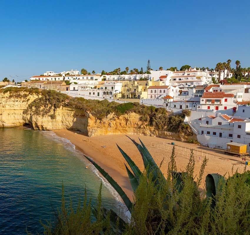 Panorámica de la localidad marinera de Carvoeiro en el Algarve, Portugal