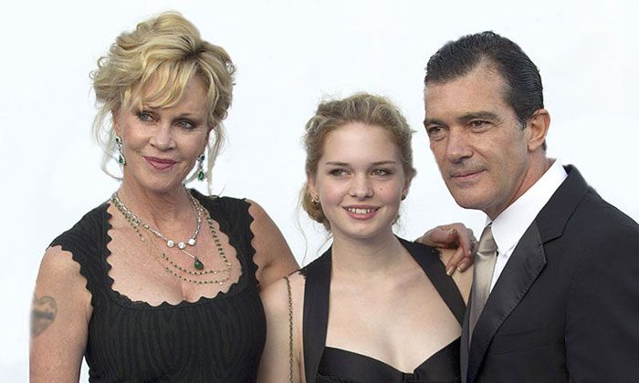 Stella Banderas con sus padres, Melanie Griffith y Antonio Banderas