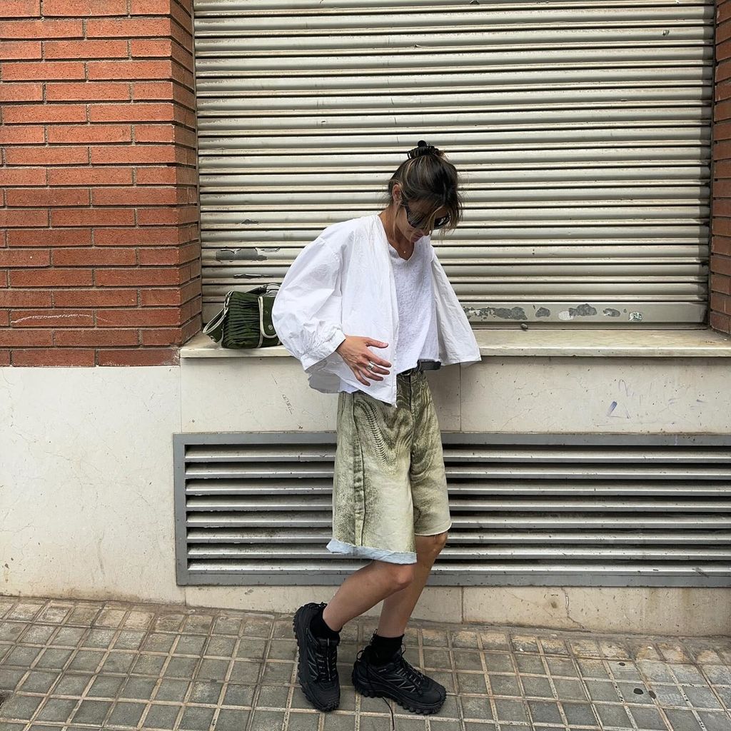 Virgo Martínez con bermudas