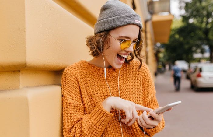 Chica mirando teléfono 