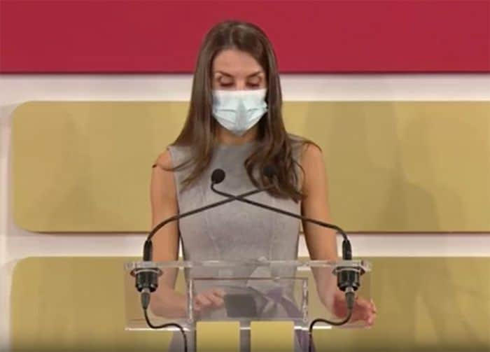 La reina Letizia dando un discurso