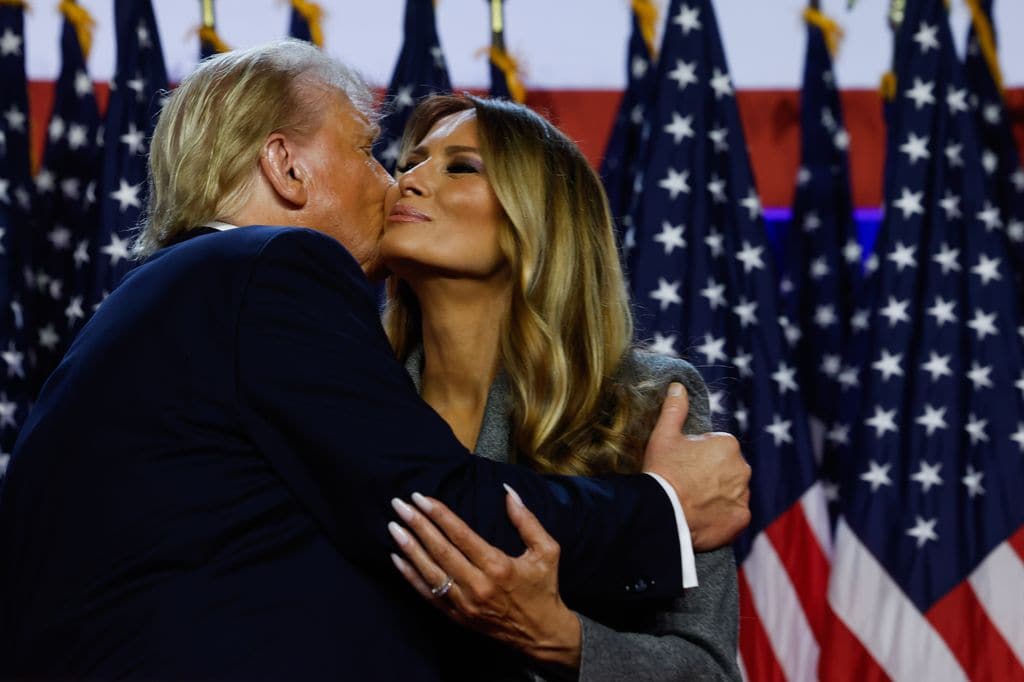 Donald Trump besa a su mujer Melania tras ganar las elecciones en Estados Unidos