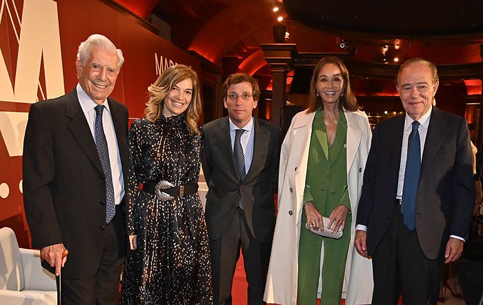 Isabel Preysler con Mario Vargas Llosa y Xandra Falcó