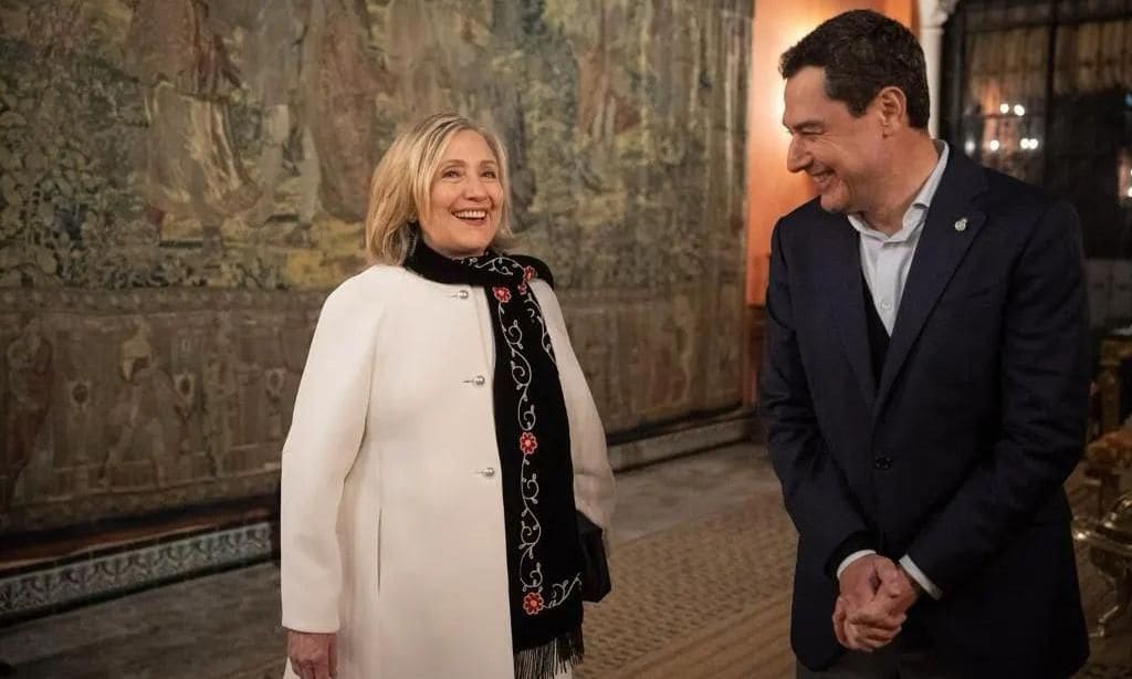 Hillary Clinton con Juan Manuel Moreno Bonilla, presidente de la Junta de Andalucía