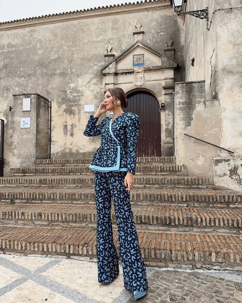 Helena Cueva invitada con traje de boda