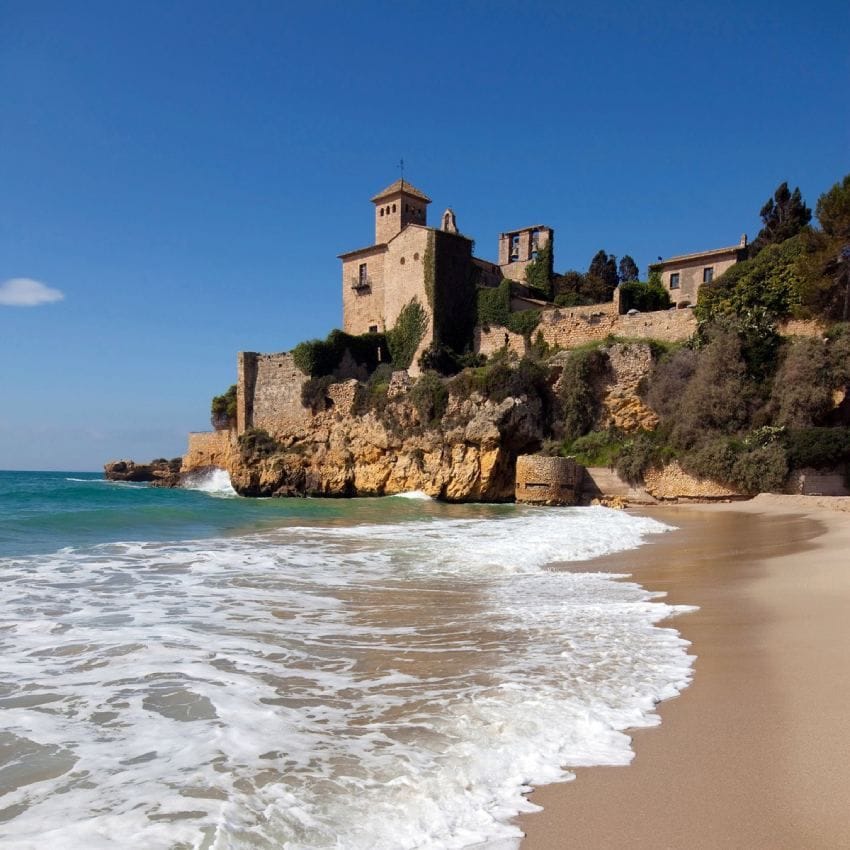 playa y castillo de tamarit costa daurada tarragona