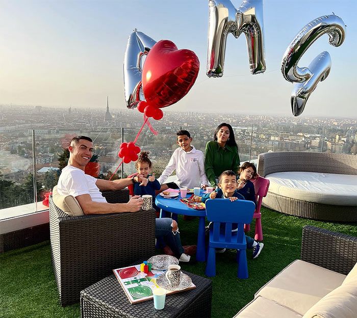 Cristiano Ronaldo y Georgina Rodríguez  con sus hijos