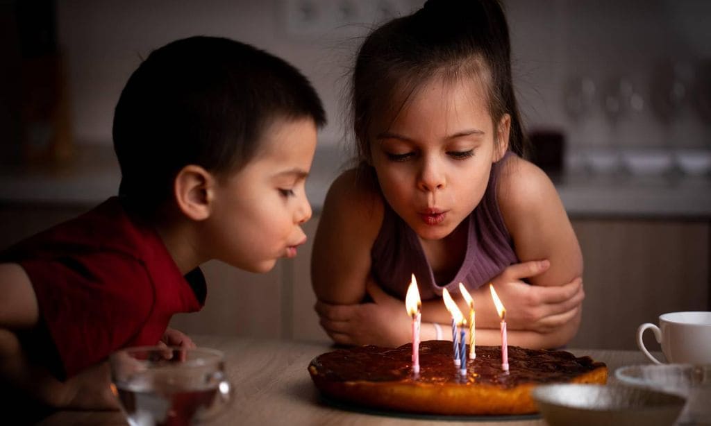 ni os soplando velas