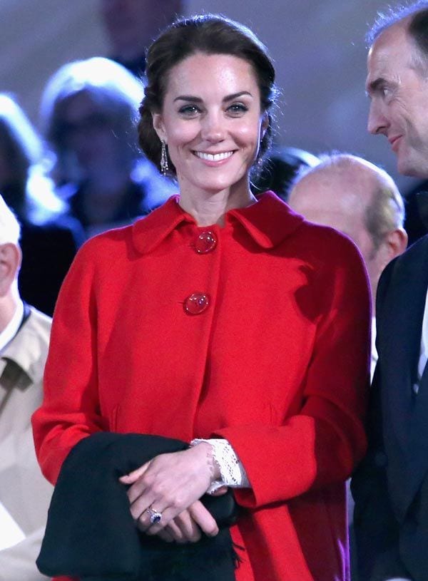 La Duquesa de Cambridge, muy elegante con una favorecedora chaqueta roja, fue una de las invitadas de honor
