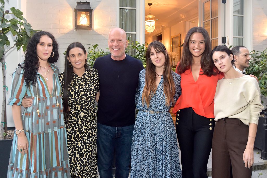 Bruce Willis y Demi Moore junto a sus tres hijas y la mujer del actor, Emma Heming