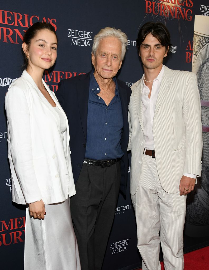 Michael Douglas con sus hijos Dylan y Carys en la premiere de 'America's Burning' en Nueva York el 10 de julio de 2024 