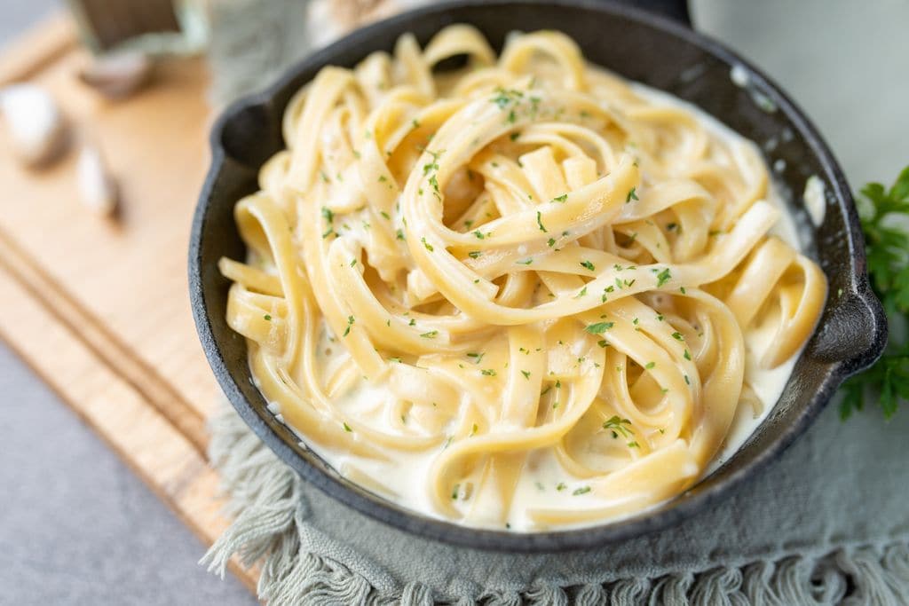 Hay varias versiones de la salsa Alfredo: con mantequilla y queso, nata, bechamel...