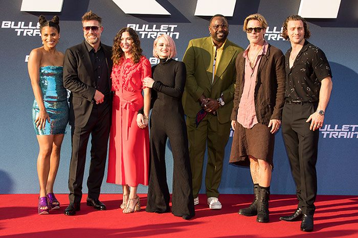 Brad Pitt en falda junto al resto del elenco de 'Bullet Train'