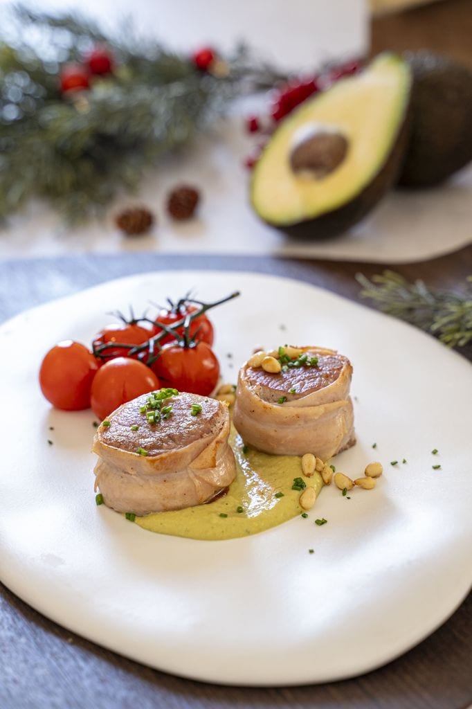 Lomo de cerdo con pavo y aguacate
