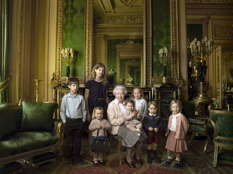 Este es uno de los tres retratos tomados por la prestigiosa fotógrafa estadounidense Annie Leibovitz a la Reina con motivo de su noventa cumpleaños
