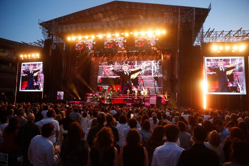 El cantante Luis Miguel en su concierto de Córdoba, donde empieza su gira por España
