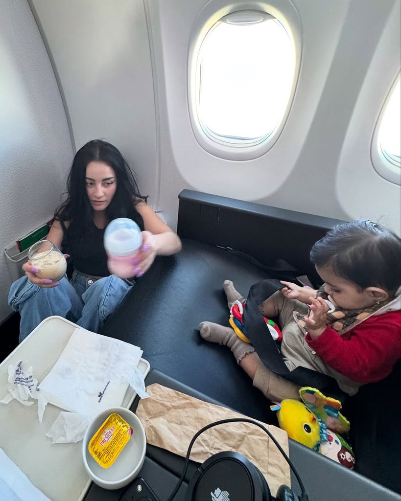 Paola Dalay y su hija Tessa en el primer viaje internacional de la pequeña 