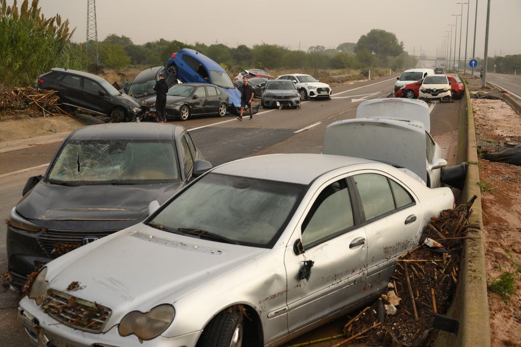 Coches apilados y destrozados en la carretera en Valencia por el paso de la DANA