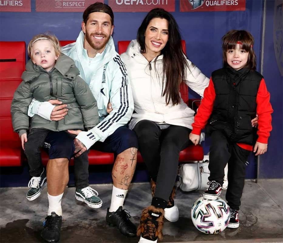 Pilar Rubio con Sergio Ramos y sus dos hijos mayores en un entrenamiento del futbolista