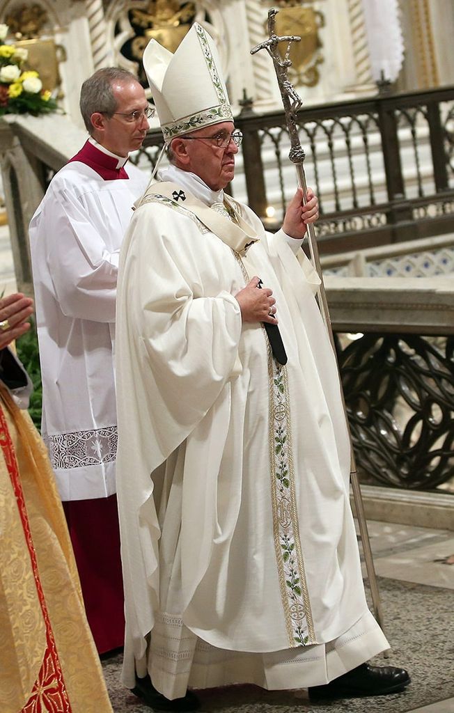 A detalle: Así es la vestimenta del Papa Francisco